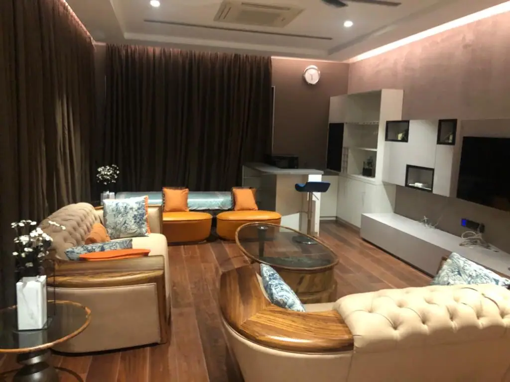 Living room with tufted sofas, a timber floor and a walnut coffee table