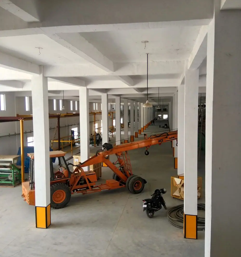 Column grid inside a large factory hall
